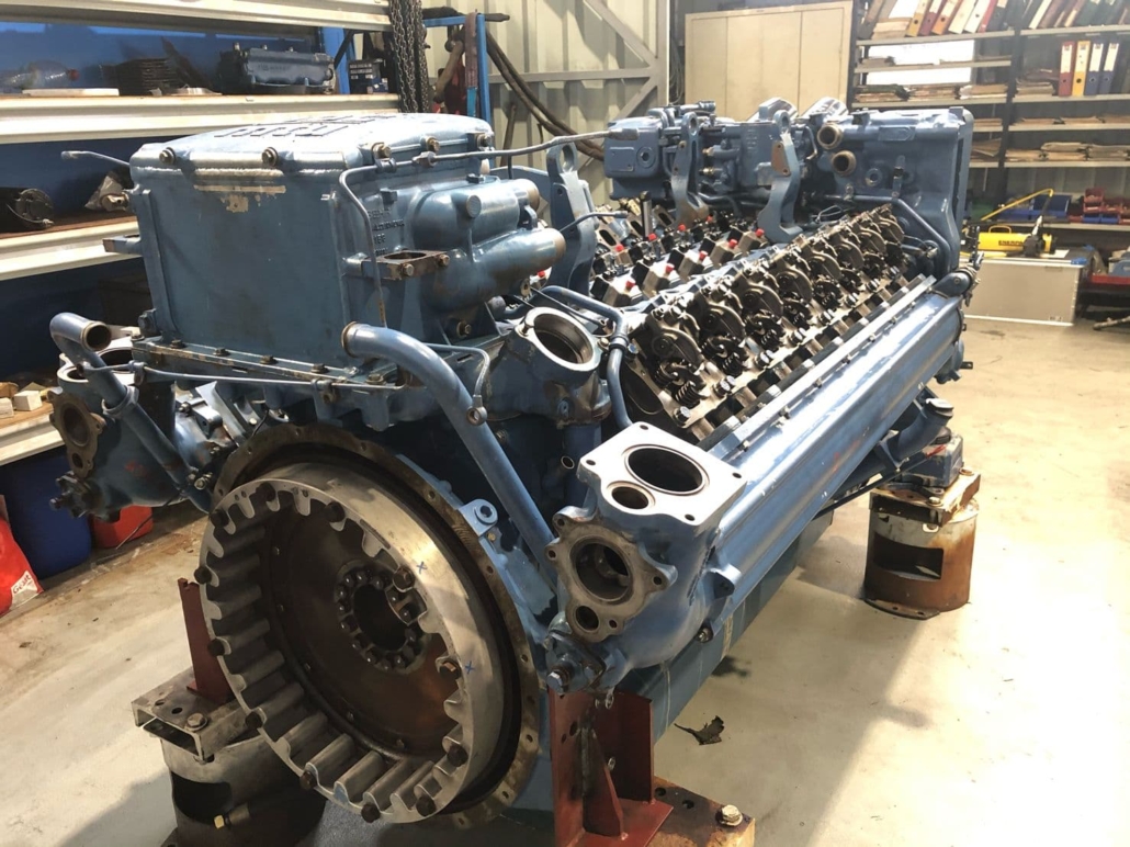 Moteur MTU 16V2000 bleue en cours de rénovation du navire Le Louarn