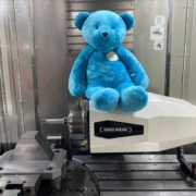 Peluche de l'association les P'tits Doudou sur une machine de NP Industrie