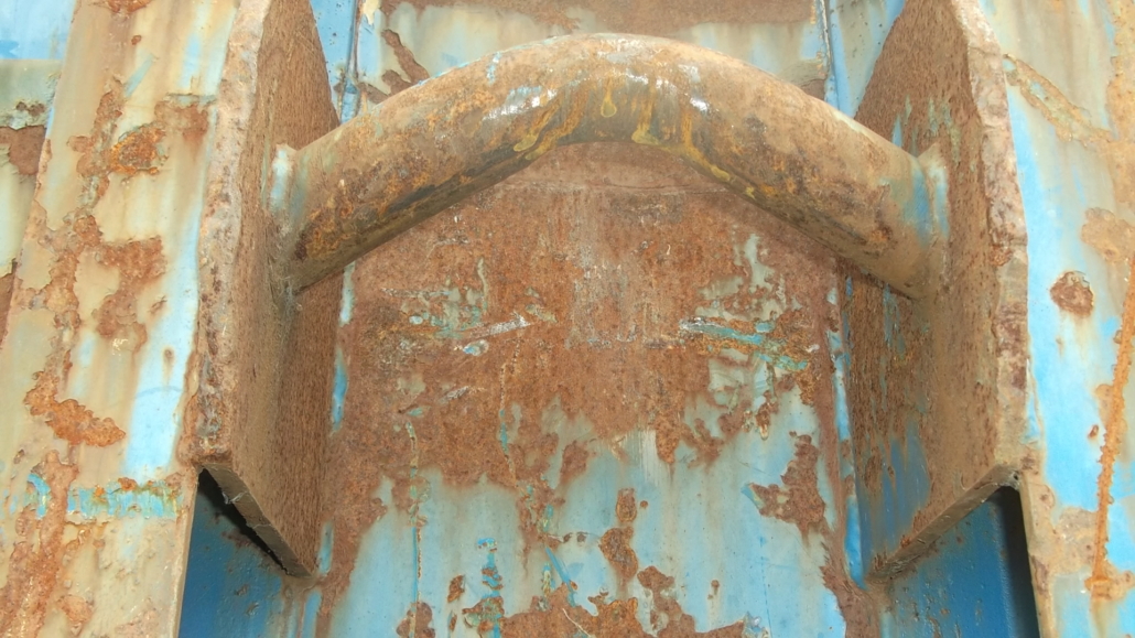 benne de recyclage avant travaux, peinture écaillée et acier rouillé