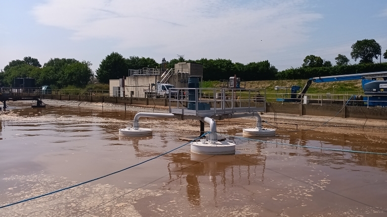 Réhabilitation complète d’une station flottante d’épuration.