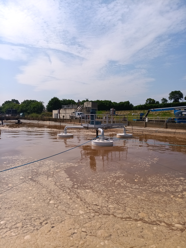 Réhabilitation complète d’une station flottante d’épuration.