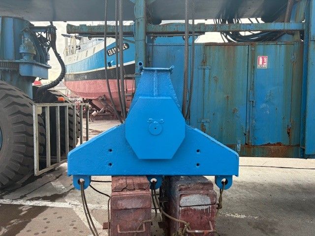 Usinage spécifique pour l’extraction de l’axe des réas Fabrication d’un nouvel axe Remplacement des roulements défectueux Soudure d’une joue extérieure Remontage complet sur site
